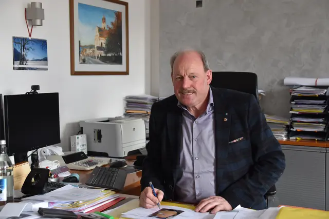 "Unsere Gutachter sagen, mit 250.000 bis 300.000 Euro kann man den Hang gut sanieren", sagt der Ebbser Bgm. Josef Ritzer.  | Foto: Barbara Fluckinger