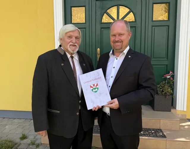 Norbert Schröder (85) mit Bgm. Michael Nistl | Foto: Gemeinde Katzelsdorf.