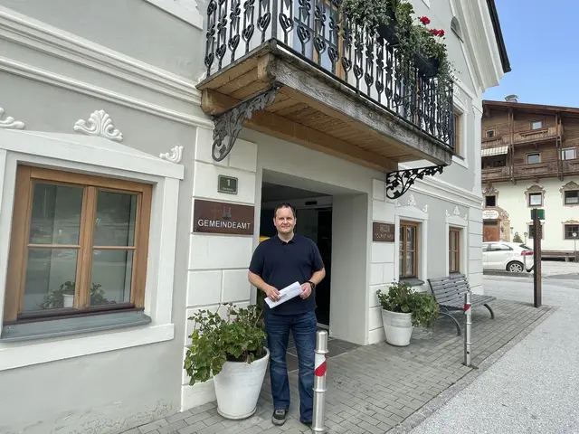 Bgm. Roman Thaler berichtet über Gemeindeprojekte. | Foto: Klaus Kogler