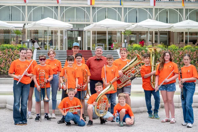 Die "Salzkristalle" - das jüngste Ensemble der Salinenmusik Bad Ischl - mit Kapellmeister Michael Höllwerth. | Foto: Plamberger Fotografie