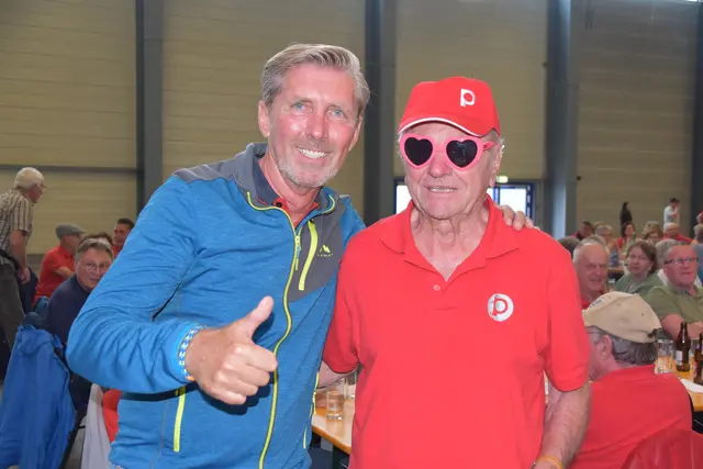 PVÖ-Landessekretär Helmut Schuster mit Felix Kohl und seiner "Edlseer"-Herzerlbrille | Foto: MeinBezirk/Michael Strini