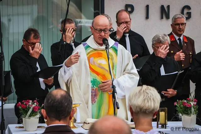 Pfarrer Christoph Grabner spendete den Segen für das neue HLF 3. | Foto: FF Pinggau