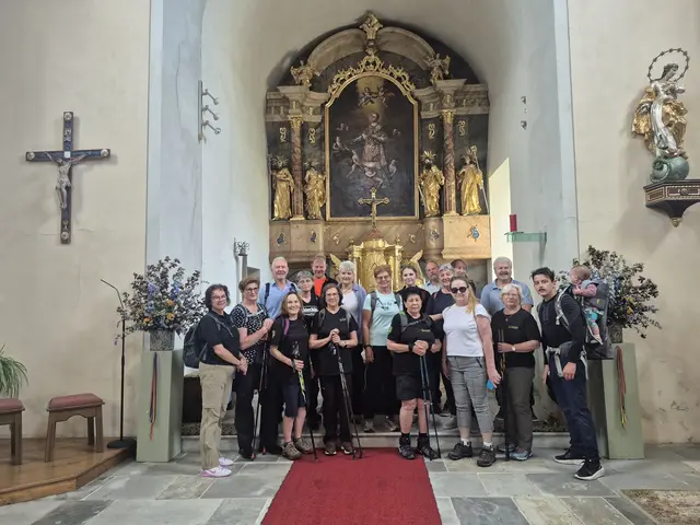 Zum Start des Wandertags besichtigten alle die Edelschrotter Kirche. | Foto: Holzmann