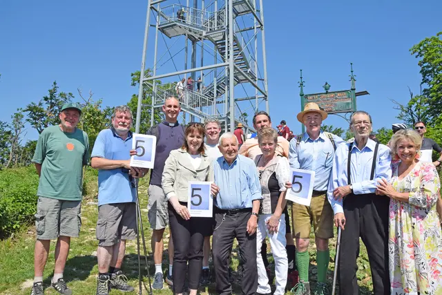 Kassier-Stellvertreter György Bikich, Stadtrat Peter Maschat, Pfarrer Adolf Valenta, Bürgermeisterin Silvia Drechsler, Pfarrer Markus Lintner, Otto Pferschy, Gemeinderätin Claudia Schwarz, Gemeinderat Ondrej Krajcik, Stadtrat Obmann Leo Lindebner, Ferdinand Rubel und Gemeinderätin Roswitha Zieger (von links) vor der Jubiläumswarte, die inzwischen seit fünf Jahren wieder steht. | Foto: Bernhard Garaus