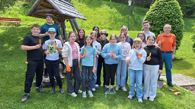 Schüler halten den Barfuß-Parcours in Lunz in Schuss