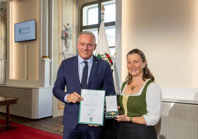 Landeshauptmann Mario Kunasek überreichte Anja Haase das Ehrenzeichen des Landes Steiermark für Wissenschaft, Forschung und Kunst. | Foto: Land Steiermark/ Robert Frankl