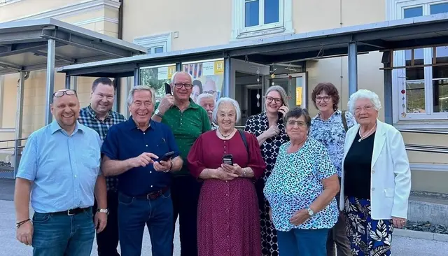 Bezirksobmann Altbürgermeister Anton Polessnig und Seniorenbund-Landesgeschäftsführerin Eva Kügler mit einer Abordnung der Kursteilnehmer. | Foto: Privat