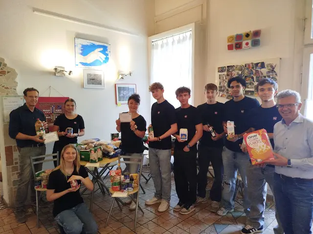 Schüler übergeben Lebensmittelspenden