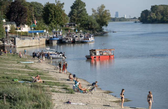 Das Werftbad liegt mitten in den grünen Donau-Auen.  | Foto: ehnpictures