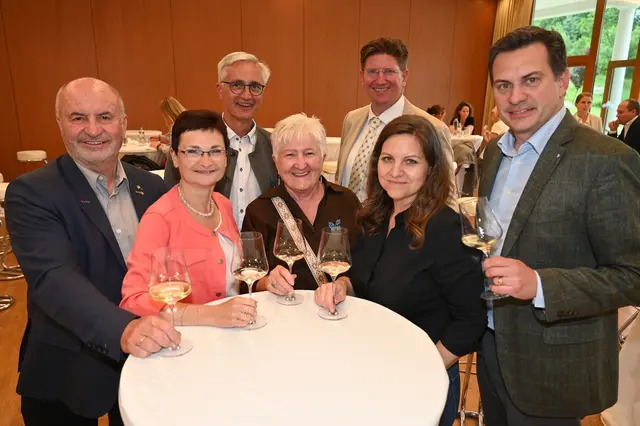 Mehr als 200 Gäste aus Tourismus, Gastronomie und Politik tauschten sich am Montag im Schlosspark Mauerbach aus. | Foto: Wienerwald Tourismus / Sonja Pohl