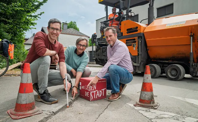 Umbau für bessere Barrierefreiheit in der Fasaneriestrasse. Im Bild: v.l.: Kay-Michael Dankl (Baustadtrat), Peter Ebner (Behindertenbeauftragter Team Vielfalt), Herbert Seebauer (Bauhof) | Foto: Stadt Salzburg/Alexander Killer