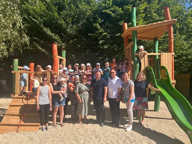 Bürgermeister Christian Kurz und Vizebürgermeister Roland Piller mit dem Kindergartenteam und den Kindern des Kindergartens. | Foto: Gemeinde Pöttelsdorf