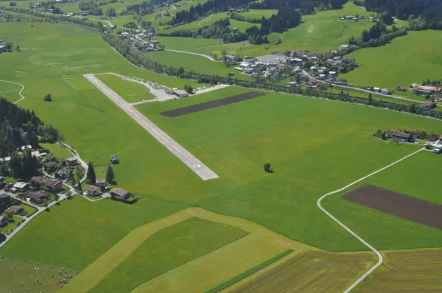 "Stauraum" nach dem Flugplatz in Reitham (li. o.). | Foto: Klaus Kogler