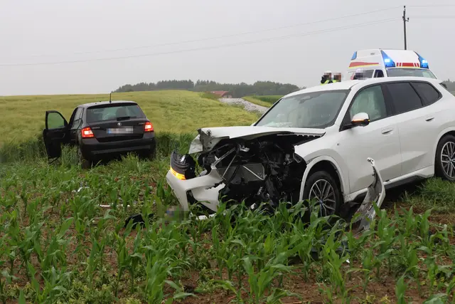 Nach einem Kreuzungscrash in Sattledt landen beide Unfallfahrzeuge im angrenzenden Feld.
