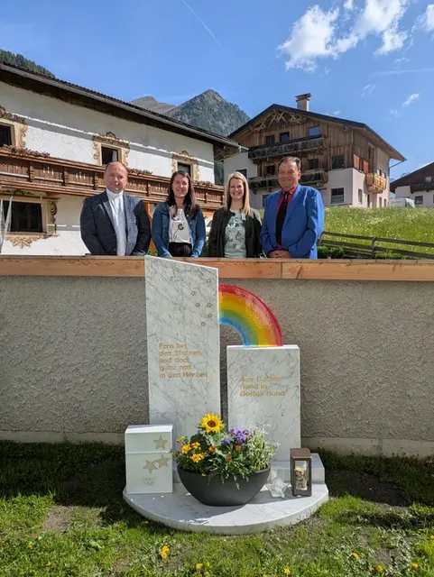 Dekan Gabriel mit den anwesenden Gemeinderätinnen mit Bgm. Vinzenz Eller | Foto: Maria Muigg
