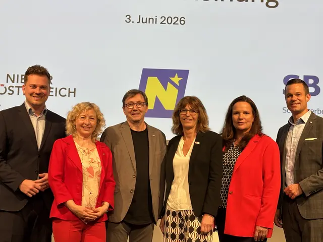 Landtagsabgeordneter Florian Krumböck, Landesrätin Eva Prischl, Michael Lackenberger, Geschäftsführer der Schuldnerberatung, Niederösterreich AK-Vizepräsidentin Angela Fischer, AK-Direktorin Bettina Heise und Karl Fritthum, Bildungsdirektor NÖ. | Foto: Lina Chalusch