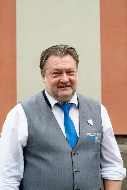 Kapellmeister Gernot Steinthaler prägt seit Jahren die musikalische Entwicklung der Werkskapelle Ferndorf. | Foto: Martin Drussnitzer