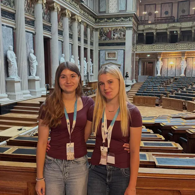 Finja und Valentina im Parlament | Foto: HAK Stegersbach