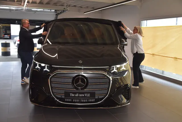 David Nogossek und Andrea Saß enthüllten den neuen Elektro-Star von Mercedes-Benz. | Foto: MeinBezirk/Michael Strini