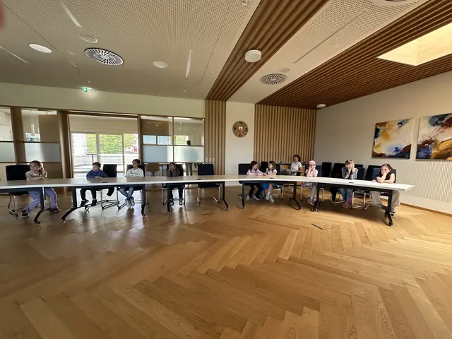 Besonders spannend war der Besuch im Gemeinderatssitzungssaal. | Foto: Marktgemeinde Premstätten