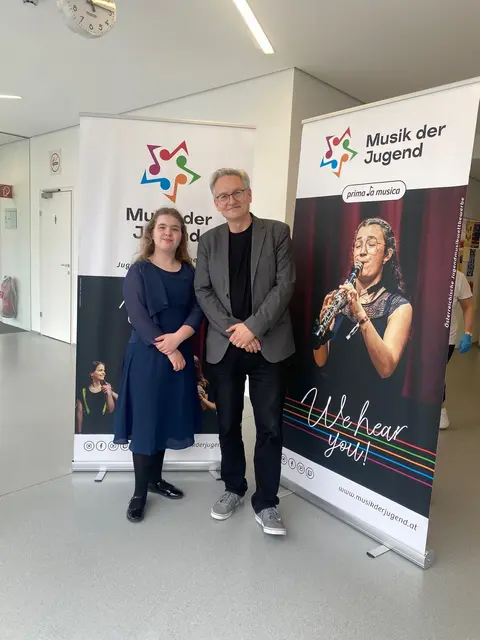 Sonja Wiesinger mit ihrem Klavierlehrer Direktor Gerhard Hofer. | Foto: LMS Schwanenstadt