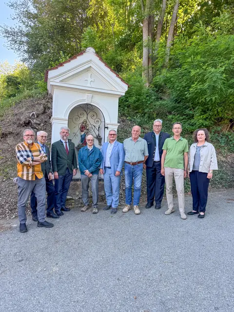 Gemeinsam mit Historikern, Zeitzeugenforschern und engagierten Bürgerinnen und Bürgern entstand in Kindberg ein Gedenktafelprojekt. Mit der Anbringung und feierlichen Einweihung von drei Gedenktafeln wird an die Opfer des Nationalsozialismus erinnert und ein sichtbares Zeichen gegen das Vergessen gesetzt. | Foto: Stadtgemeinde Kindberg