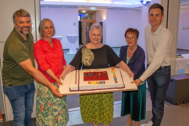 Seitens der Stadtgemeinde Zwettl gab es eine „Weltladen-Torte“ als Geschenk, im Bild: Stadtrat Daniel Leitner, Brigitta Priesner, Gertraud Grassauer, Obfrau Annelie Yvon und Vizebürgermeister Alexander Leutgeb.
 | Foto: Stadtgemeinde Zwettl