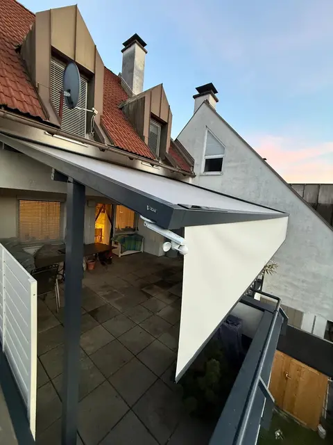 Die Pergoline gibt es jetzt neu auch mit Vario-Volant für den senkrechten Sonnenschutz.