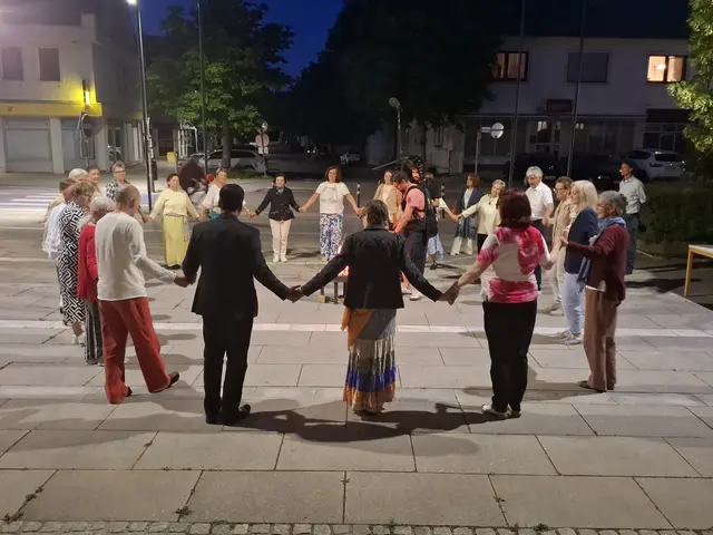 Der Abend klang im Freien bei gemeinsamen Liedern sowie Brot und Wein aus. | Foto: Barbara Buchinger/Pastorale Dienste