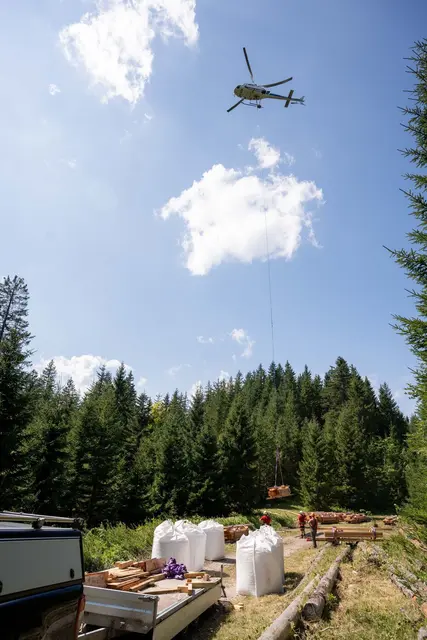 Helikoptereinsatz zum Antransport des Materials für den Dammeinbau im "Großen Langmoos". | Foto: oebf/Christina Rittmannsperger