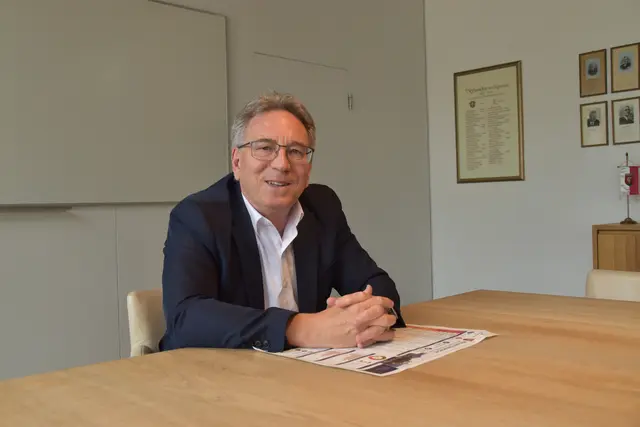 Bgm Martin Krumschnabel sieht sich, was die Gefährdung durch eine mögliche Hangrutschung betrifft, bestätigt.  | Foto: Barbara Fluckinger