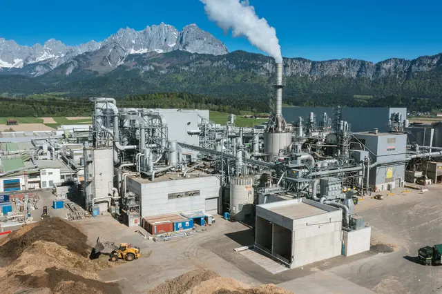 EGGER Stammwerk in St. Johann in Tirol, Brennstoffaufgabe im Vordergrund vor dem neuen Kraftwerksgebäude. | Foto: Egger