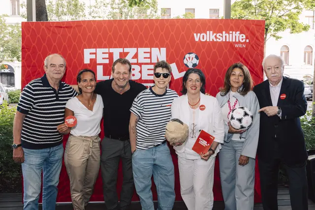 Am Dienstag gab es den Kick-off für das Fetzenlaberl Charity Turnier 2027. Mit dabei waren zahlreiche Promis und Persönlichkeiten. | Foto: Volkshilfe Wien