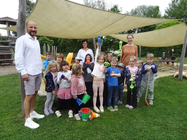 Vize-Bürgermeister Roland Hadeyer, Kindergarten-Leiterin Ursula Thumfart und Elternbeirätin Katinka Zimmer vor der neuen Spielzeugkiste. | Foto: Kindergarten Haidershofen