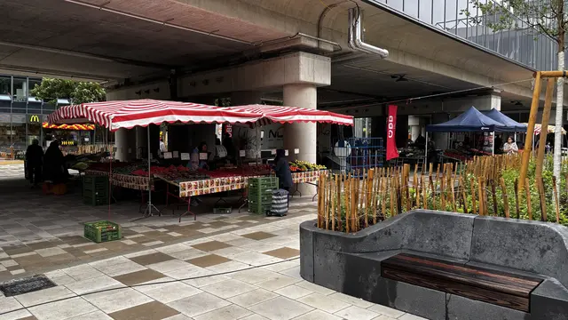 Die Marktstände sind nun vom Regen geschützt. | Foto: Andreas Pölzl/MeinBezirk