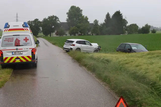 Nach einem Kreuzungscrash in Sattledt landen beide Unfallfahrzeuge im angrenzenden Feld.