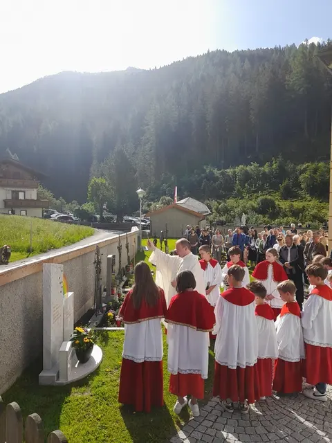 Das Sternenkindergrab in Schmirn wurde von Dekan Gabriel feierlich eingeweiht. | Foto: Maria Muigg