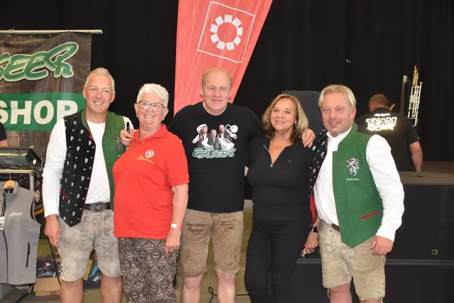 Die Edlseer mit Fans aus Rauchwart: Manfred Maier, Christine Mercsanits, Fritz Kristoferitsch, Renate Prenner und Andreas Doppelhofer | Foto: MeinBezirk/Michael Strini