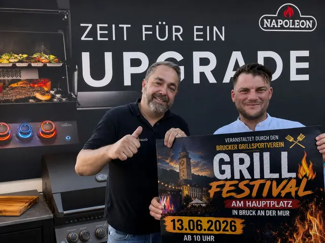 Thomas Krainz und Ludwig Neuhold vom Brucker Grillsportverein mit dem Plakat für das Grillfestival.