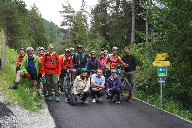 Die Gruppe am neu asphaltierten Teilstück zwischen Steinach und St. Jodok mit den Vertretern des TVB Wipptal, Bgm. Florian Riedl und Radexperte Günter Guglberger vom Land Tirol. | Foto: Kainz