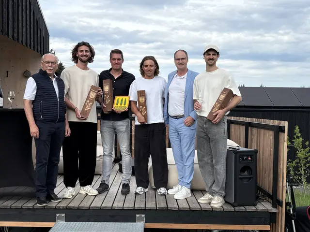 Die beiden Vize-Bürgermeister Werner Zuschnegg (2.v.r.) und Johann Jauk (l.) gratulieren dem Unternehmer-Quartett zu dem gelungenen Tourismusprojekt am Aichberg. | Foto: MeinBezirk/Susanne Veronik