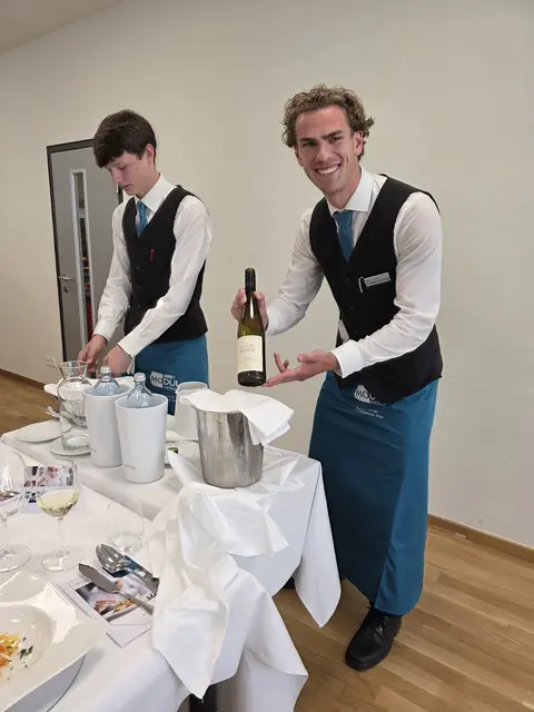 Auch der profesionelle Wein-Service war Teil des Nachmittags. | Foto: WKW