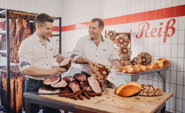 Familie Reiß mit Bauernbrot und Geselchtem