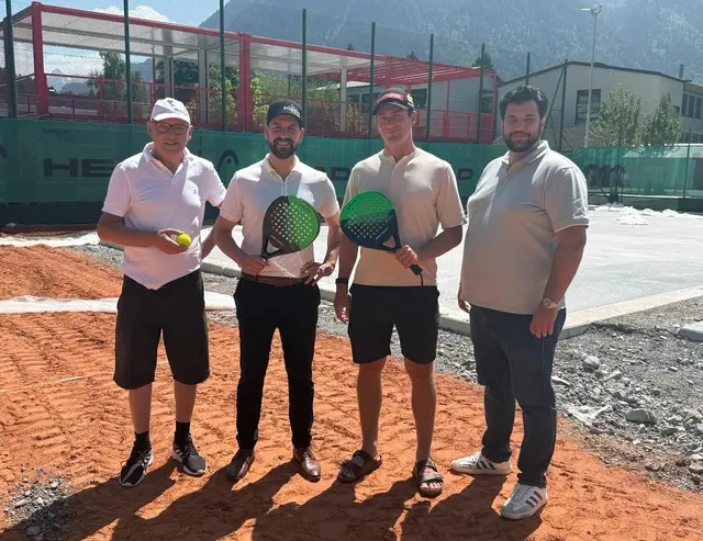 Kurt Tschofen (Präsident TC Bludenz), Bürgermeister Simon Tschann, Snowboardcross-Olympiasieger Alessandro Hämmerle und Stadtrat Cenk Dogan (v. l.) | Foto: Stadt Bludenz