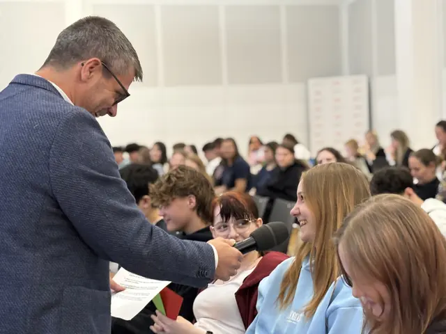 Andreas Schmid, der durch die Veranstaltung führte, brachte es gleich zu Beginn auf den Punkt: „Hier habt ihr etwas gelernt, das ihr euer ganzes Leben brauchen werdet.“ | Foto: Lina Chalusch