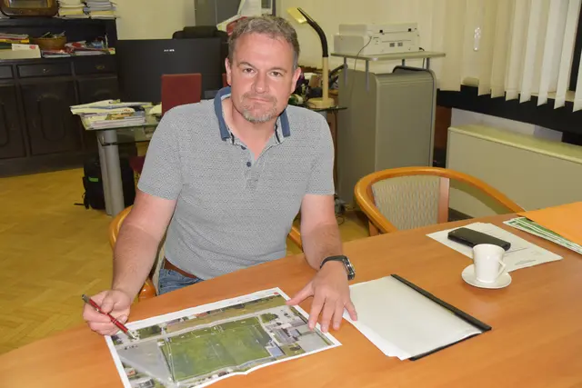 Bürgermeister Wolfgang Koller plant mit den Eltern einen "Sicheren Schulweg neu". | Foto: MeinBezirk/Michael Strini