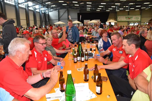 Die Rohrbrunner spielten sich ein paar Bummerln aus. | Foto: MeinBezirk/Michael Strini
