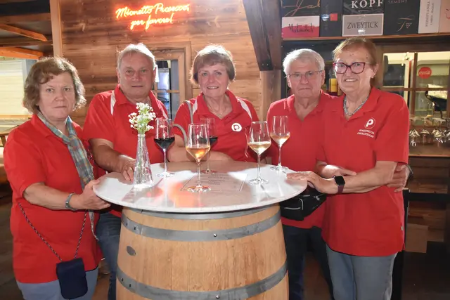 Gemütliche Runde: Die Gäste aus Oberloisdorf genossen Top-Weine aus dem Südburgenland. | Foto: MeinBezirk/Michael Strini