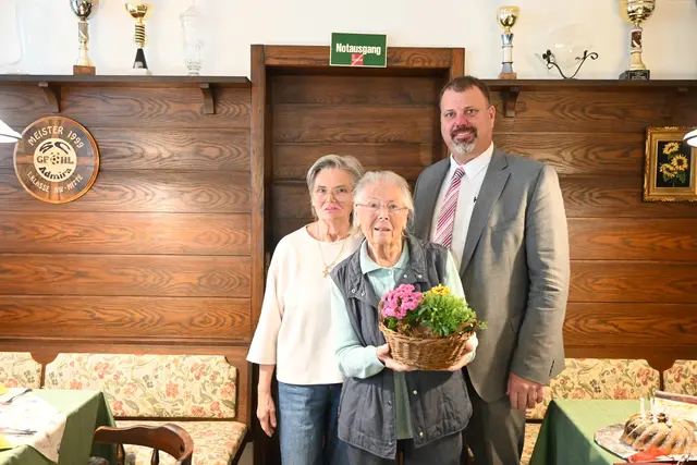 Karin Mayer (Tochter), Dorith Fischer und Bürgermeister Franz Holzer (ÖVP). | Foto: Stadtgemeinde Gföhl