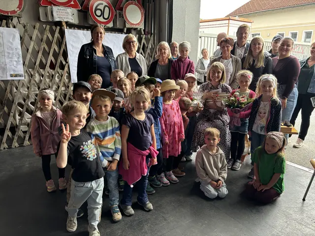 Die Kinder des Kindergartens Lambrechten mit Landeshauptmann-Stellvertreterin Christine Haberlander.